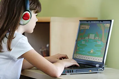 Girl playing Reflex on the computer